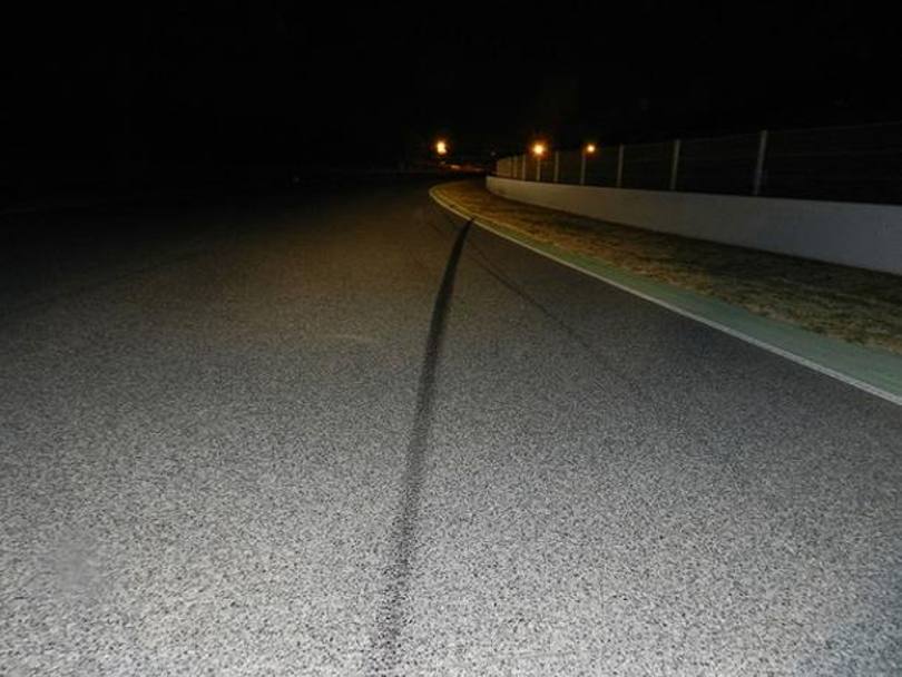 La lunga striscia nera lasciata dalla McLaren sull&#39;asfalto in fase di frenata. omnicorse.it